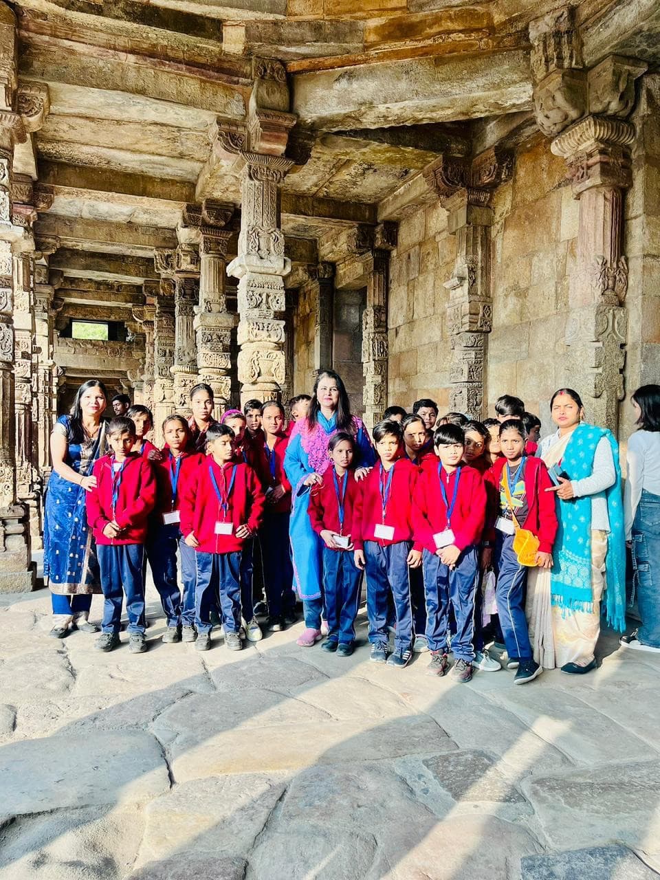 Children visiting Qutub Minar on a learning picnic